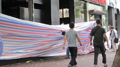 Lực lượng bảo vệ đang căng bạt để bảo vệ hiện trường vụ cháy. Lực lượng bảo vệ đang căng bạt để bảo vệ hiện trường vụ cháy.