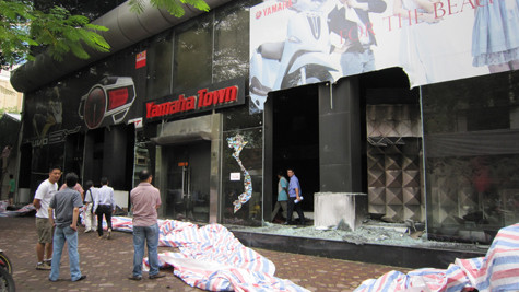 Khoảng 6h30 sáng 24/6, tại showroom xe máy Yamaha Town (Số 6, Thái Phiên, phường Lê Đại Hành, Hai Bà Trưng, Hà Nội) đã xảy ra một vụ hỏa hoạn nghiêm trọng khiến toàn bộ nội thất tại tầng một của tòa nhà bị lửa thiêu rụi, rất nhiều xe máy được đưa ra trong tình trạng bị cháy đen thui, chỉ còn trơ lại khung sắt. Khoảng 6h30 sáng 24/6, tại showroom xe máy Yamaha Town (Số 6, Thái Phiên, phường Lê Đại Hành, Hai Bà Trưng, Hà Nội) đã xảy ra một vụ hỏa hoạn nghiêm trọng khiến toàn bộ nội thất tại tầng một của tòa nhà bị lửa thiêu rụi, rất nhiều xe máy được đưa ra trong tình trạng bị cháy đen thui, chỉ còn trơ lại khung sắt.