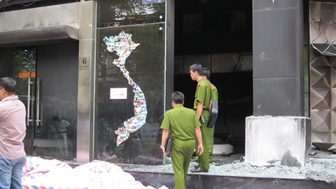 Lực lượng công an đang tiến hành kiểm tra, khám nghiệm hiện trường đám cháy. Lực lượng công an đang tiến hành kiểm tra, khám nghiệm hiện trường đám cháy.