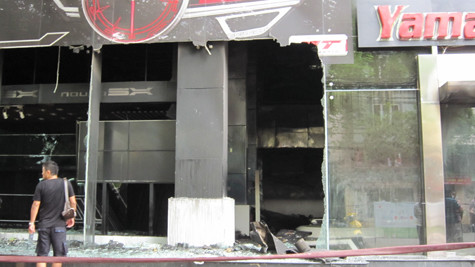 Ngay sau khi nhận được tin báo, 5 xe cứu hỏa đã được điều động đến và phải một lúc khá lâu sau ngọn lửa mới được khống chế hoàn toàn. Ngay sau khi nhận được tin báo, 5 xe cứu hỏa đã được điều động đến và phải một lúc khá lâu sau ngọn lửa mới được khống chế hoàn toàn.