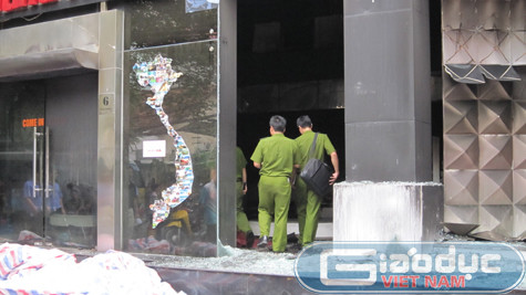 Lực lượng chức năng đang tiến hành kiểm tra, khám nghiệm hiện trường vụ cháy. Lực lượng chức năng đang tiến hành kiểm tra, khám nghiệm hiện trường vụ cháy.