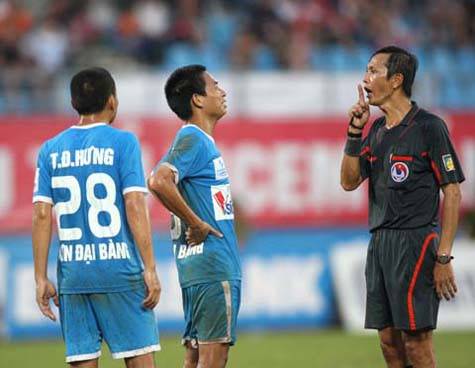 Theo bầu Kiên, trọng tài Việt Nam còn nhiều tiêu cực Theo bầu Kiên, trọng tài Việt Nam còn nhiều tiêu cực