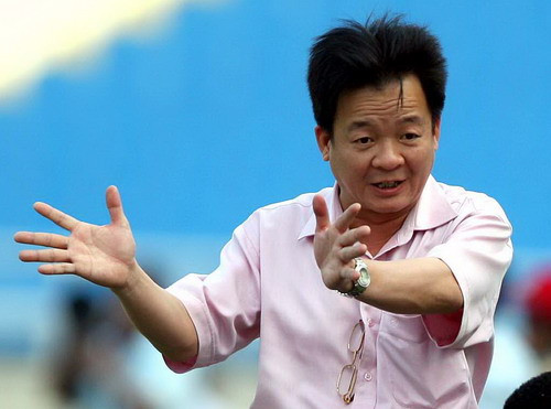 Bầu Kiên hướng những lời chỉ trích vào bầu Hiển. Bầu Kiên hướng những lời chỉ trích vào bầu Hiển.