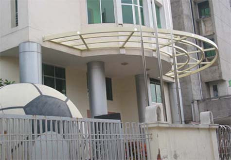 Những tấm gương trên mái vòng trụ sở được thêm vào để trừ tà. Những tấm gương trên mái vòng trụ sở được thêm vào để trừ tà.