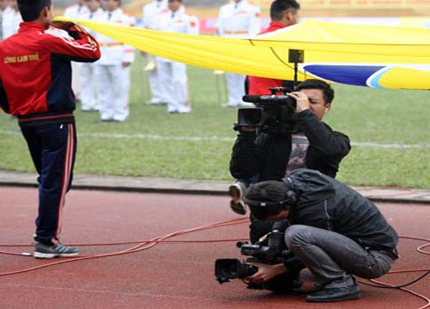 VTV và AVG cùng ghi hình trong trận Siêu Cúp tại sân Vinh. Ảnh: Bóng đá+