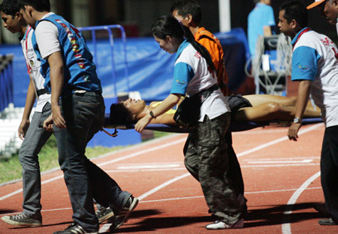 VĐV Nguyễn Đình Cương phải rời sân bằng cáng vì bị sốc VĐV Nguyễn Đình Cương phải rời sân bằng cáng vì bị sốc