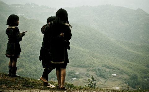 Những em bé vùng cao vẫn luôn bị mê hoặc bởi vẻ đẹp mờ sương nơi đây.