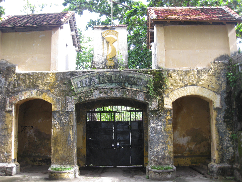 Nơi ghi dấu bước chân lưu đày của hàng trăm nghìn người tù chiến sĩ cộng sản với các truyền thuyết về Hầm Xay Lúa, phòng tra tấn mang tên Phòng Tối... Nơi ghi dấu bước chân lưu đày của hàng trăm nghìn người tù chiến sĩ cộng sản với các truyền thuyết về Hầm Xay Lúa, phòng tra tấn mang tên Phòng Tối...