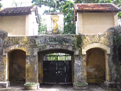 Nơi ghi dấu bước chân lưu đày của hàng trăm nghìn người tù chiến sĩ cộng sản với các truyền thuyết về Hầm Xay Lúa, phòng tra tấn mang tên Phòng Tối...