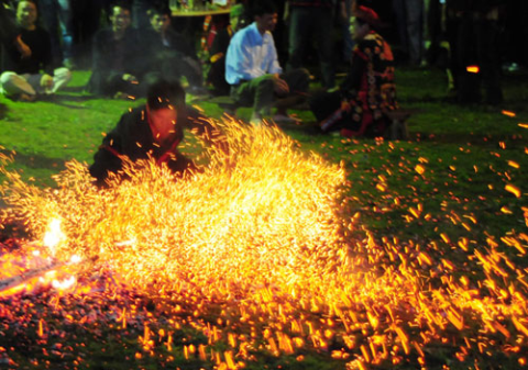 Đánh lửa. Đánh lửa.