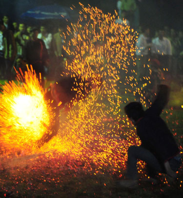 Bừng sáng. Bừng sáng.