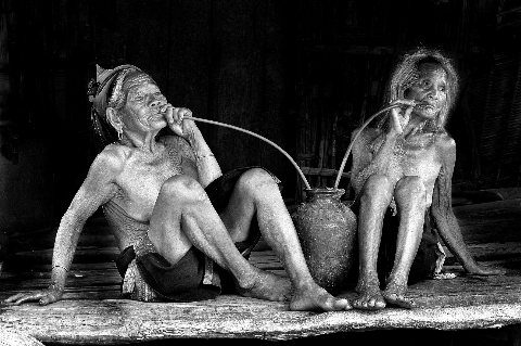 Giây phút thanh nhàn của các cụ bà Pleiku Giây phút thanh nhàn của các cụ bà Pleiku