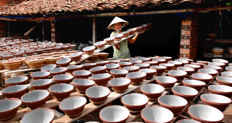 Phơi gốm. Ảnh chụp tại huyện Thuận An, tỉnh Bình Dương. Phơi gốm. Ảnh chụp tại huyện Thuận An, tỉnh Bình Dương.