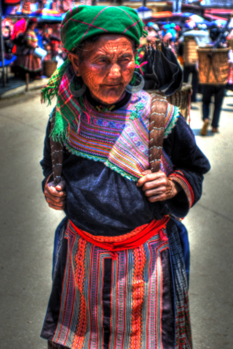 Người dân Sapa từ già đến trẻ vẫn luôn giữ gìn những nét đẹp truyền thống của mình.