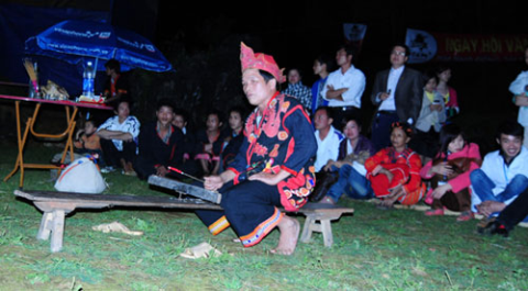 Thầy mo làm lễ cúng khi các chàng trai nhảy lửa. Thầy mo làm lễ cúng khi các chàng trai nhảy lửa.