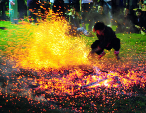 Dùng tay đánh lửa lên. Dùng tay đánh lửa lên.