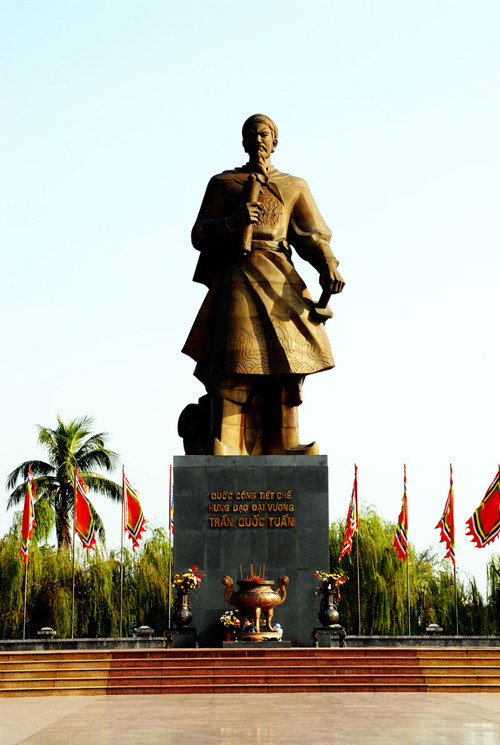 Hưng Đạo Vương Trần Quốc Tuấn (1232-1300) sinh năm Nhâm Thìn. Ông là danh tướng nhà Trần, anh hùng dân tộc, người có công rất lớn trong ba lần kháng chiến chống Nguyên Mông. Đồng thời ông còn là một nhà nghiên cứu quân sự với các bộ binh pháp Binh thư yếu lược và Vạn Kiếp bí truyền. Hưng Đạo Vương Trần Quốc Tuấn (1232-1300) sinh năm Nhâm Thìn. Ông là danh tướng nhà Trần, anh hùng dân tộc, người có công rất lớn trong ba lần kháng chiến chống Nguyên Mông. Đồng thời ông còn là một nhà nghiên cứu quân sự với các bộ binh pháp Binh thư yếu lược và Vạn Kiếp bí truyền.