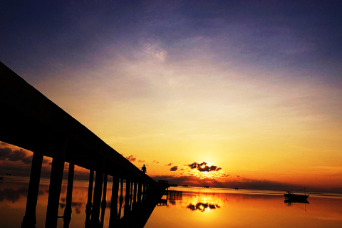 Cây cầu đang đón ngư dân trở về. Cây cầu đang đón ngư dân trở về.