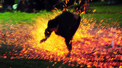 Lao vào lửa với sự dũng cảm. Lao vào lửa với sự dũng cảm.