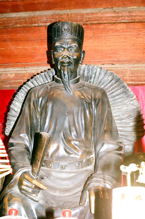 Chu Văn An (1292-1370) sinh năm Nhâm Thìn. Ông là người chính trực, đã từng đỗ Thái học sinh nhưng không ra làm quan mà mở trường dạy học ở làng và có công lớn trong việc truyền bá, giáo dục tư tưởng đạo đức Khổng giáo vào Việt Nam. Chu Văn An (1292-1370) sinh năm Nhâm Thìn. Ông là người chính trực, đã từng đỗ Thái học sinh nhưng không ra làm quan mà mở trường dạy học ở làng và có công lớn trong việc truyền bá, giáo dục tư tưởng đạo đức Khổng giáo vào Việt Nam.