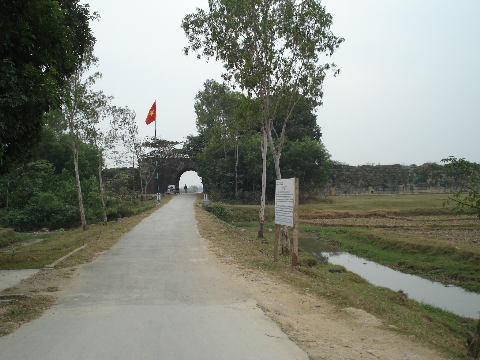 Cửa Hậu còn gọi là Cửa Bắc, Các cổng đều xây kiểu vòm cuốn, đá xếp múi bưởi, Các phiến đá xây đặc biệt lớn (dài tới 7 m, cao 1,5 m, nặng chừng 15 tấn) Cửa Hậu còn gọi là Cửa Bắc, Các cổng đều xây kiểu vòm cuốn, đá xếp múi bưởi, Các phiến đá xây đặc biệt lớn (dài tới 7 m, cao 1,5 m, nặng chừng 15 tấn)