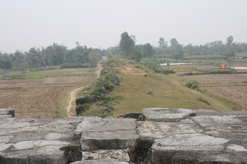 Thành xây trên địa phận hai thôn Tây Giai, Xuân Giai nay thuộc xã Vĩnh Tiến và thôn Đông Môn nay thuộc xã Vĩnh Long, huyện Vĩnh Lộc, tỉnh Thanh Hoá. Thành xây trên địa phận hai thôn Tây Giai, Xuân Giai nay thuộc xã Vĩnh Tiến và thôn Đông Môn nay thuộc xã Vĩnh Long, huyện Vĩnh Lộc, tỉnh Thanh Hoá.