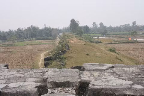 Thành xây trên địa phận hai thôn Tây Giai, Xuân Giai nay thuộc xã Vĩnh Tiến và thôn Đông Môn nay thuộc xã Vĩnh Long, huyện Vĩnh Lộc, tỉnh Thanh Hoá.