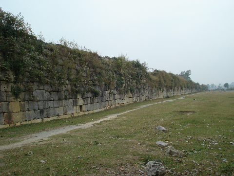 Mặt ngoài của thành nội được ghép bằng đá khối thẳng đứng, kích thước trung bình 2 x 1 x 0,70 m, mặt trong đắp đất. Mặt ngoài của thành nội được ghép bằng đá khối thẳng đứng, kích thước trung bình 2 x 1 x 0,70 m, mặt trong đắp đất.