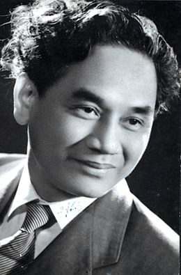 Xuân Diệu (1916-1985) tuổi Bính Thìn. Ông là nhà thơ lãng mạn trữ tình, một nhà phê bình tinh tế, một nhà lý luận văn học độc đáo. Nổi danh từ phong trào thơ mới và được mệnh danh là “ông hoàng của thơ tình” Xuân Diệu (1916-1985) tuổi Bính Thìn. Ông là nhà thơ lãng mạn trữ tình, một nhà phê bình tinh tế, một nhà lý luận văn học độc đáo. Nổi danh từ phong trào thơ mới và được mệnh danh là “ông hoàng của thơ tình”