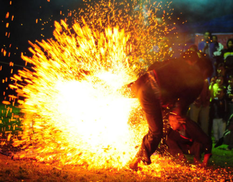 Băng qua ngọn lửa hồng. Băng qua ngọn lửa hồng.