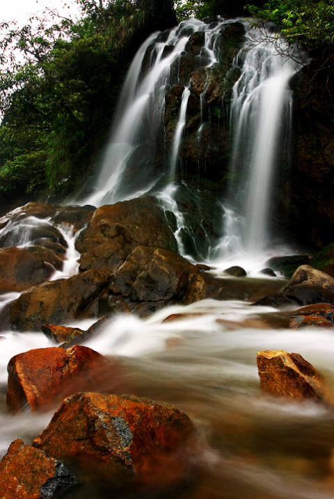 Thác nước đẹp long lanh đổ những dòng nước trong vắt, ngọt lành xuống tưới mát cho con người, cỏ cây Sapa
