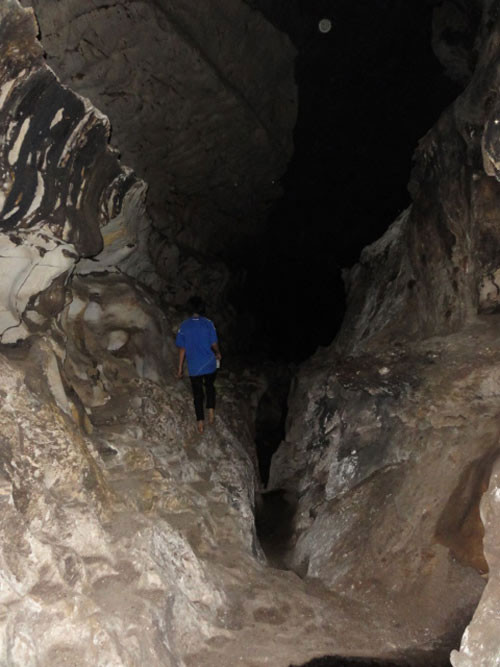 Con đường duy nhất xuống hang cá tối đen và rất sâu. Chưa ai dám đi xuống để khám phá nó. Con đường duy nhất xuống hang cá tối đen và rất sâu. Chưa ai dám đi xuống để khám phá nó.