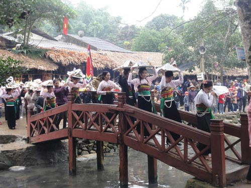 Vào mồng 8 tháng Giêng, người dân nơi đây lại tổ chức lễ hội Rước cá Thần (còn gọi là lễ hội khai Hạ), một lễ hội truyền thống của người Mường xứ Thanh. Đây là lễ hội cầu cho mưa thuận gió hòa, mọi người khỏe mạnh, mùa màng tươi tốt. Vào mồng 8 tháng Giêng, người dân nơi đây lại tổ chức lễ hội Rước cá Thần (còn gọi là lễ hội khai Hạ), một lễ hội truyền thống của người Mường xứ Thanh. Đây là lễ hội cầu cho mưa thuận gió hòa, mọi người khỏe mạnh, mùa màng tươi tốt.