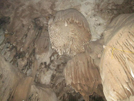 Những thiên tạo tuyệt vời: Vòm hang rộng lớn với những khối nhũ đá trong hang kỳ vĩ và lóng lánh ánh bạc Những thiên tạo tuyệt vời: Vòm hang rộng lớn với những khối nhũ đá trong hang kỳ vĩ và lóng lánh ánh bạc