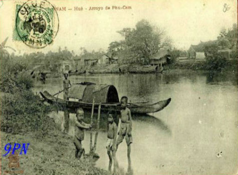 Trẻ em vui đùa bên bến sông (Ảnh tư liệu).