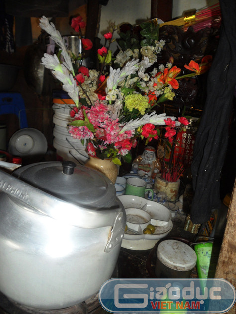 Thậm chí ngay cả nơi thờ cúng tổ tiên, ông bà cũng đặt ngay sát chỗ đun nấu, ăn uống,...