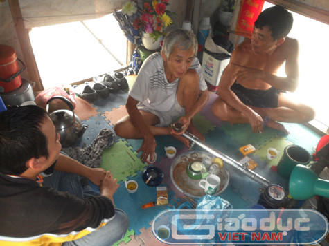 Bao đời nay, thế hệ này đến thế hệ khác, cuộc sống của hàng trăm phận đời nơi xóm nổi luôn bấp bênh, bồng bềnh theo con nước lúc vơi lúc đầy, lúc sóng to gió lớn, lúc lại phẳng lặng hiền hòa.