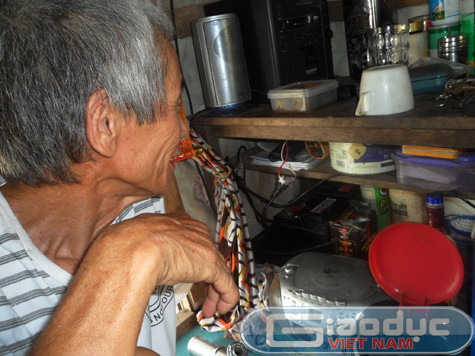 Hầu hết những hộ dân sống ở bãi giữa sông Hồng đều không có điện lưới để sử dụng. Nguồn điện chính của họ chính là những chiếc ắc quy nhằm phục vụ những sinh hoạt hằng ngày như chiếu sáng, quạt mát,...