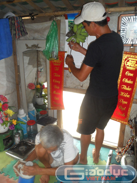 Những hộ dân sống ở đây đến từ khắp nơi trong cả nước và mưu sinh bằng đủ thứ nghề, từ bốc vác hàng hóa trên chợ Long Biên cho đến nhặt rác, buôn bán ve chai,...