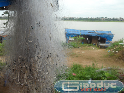 Có gia đình thì kiếm sống bằng cách giăng câu, thả lưới trên sông để kiếm mớ tôm, mẻ cá rồi đem lên thành phố bán, đổi lấy những đồ ăn thức đựng hàng ngày nên cuộc sống rất bấp bênh và hoàn toàn phụ thuộc vào những chiếc cần câu, tấm lưới kéo....