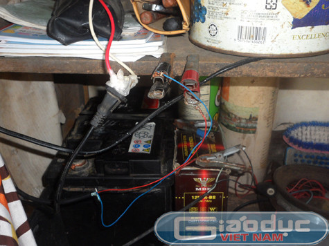 Hầu hết những hộ dân sống ở bãi giữa sông Hồng đều không có điện lưới để sử dụng. Nguồn điện chính của họ chính là những chiếc ắc quy nhằm phục vụ những sinh hoạt hằng ngày như chiếu sáng, quạt mát,...