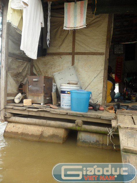 Để thích ứng với điều kiện sinh sống nơi đây, các ngôi nhà được thiết kế rất đặc biệt với những chiếc phao bằng thùng phuy và thùng xốp, ván cột từ giàn giáo xây dựng, vải phông bạt mà người dân vào thành phố nhặt nhạnh và xin lại.