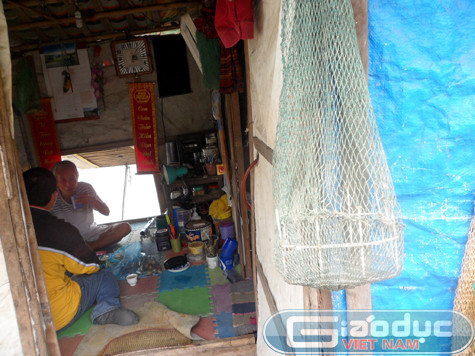 Mỗi căn nhà nổi nơi bãi giữa sông Hồng chỉ rộng chừng chục mét vuông và mọi sinh hoạt thường ngày như ăn uống, giặt giũ, nấu nướng, ngủ nghỉ,.. của người dân nơi đây đều diễn ra ngay trên đó.