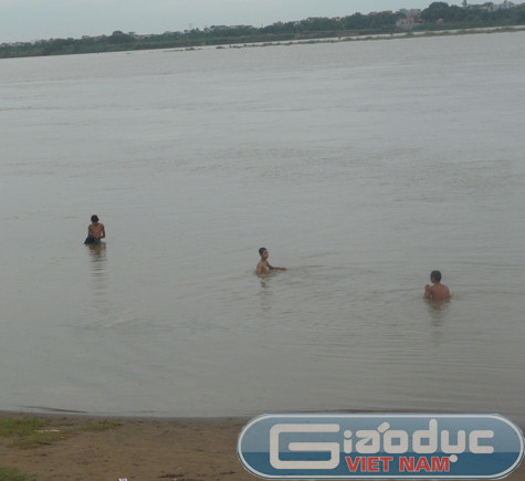 Trẻ em nơi xóm nổi thường phải bươn chải, mưu sinh từ rất sớm để phụ giúp gia đình và trò chơi và thú vui giải trí của chúng thường là bơi lội, chơi đùa dưới dòng nước đục ngầu nơi bến sông Hồng.