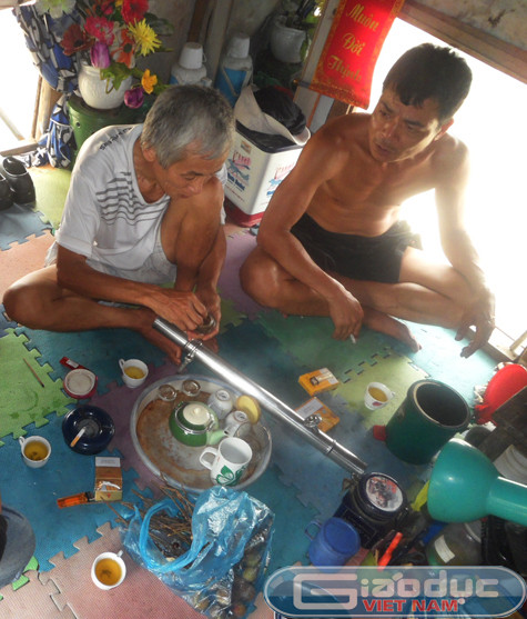 Mỗi căn nhà nổi nơi bãi giữa sông Hồng chỉ rộng chừng chục mét vuông và mọi sinh hoạt thường ngày như ăn uống, giặt giũ, nấu nướng, ngủ nghỉ,.. của người dân nơi đây đều diễn ra ngay trên đó.