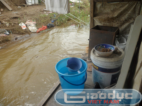 Người dân ở đây cho biết, nguồn nước ăn uống thì lấy từ nước giếng khoan do nước ngoài tài trợ còn việc giặt giũ, tắm rửa hàng ngày thì chủ yếu dùng nước sông.