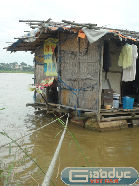 Những chiếc dây thừng dùng để neo đậu, néo giữ cho những ngôi nhà nổi được vững chắc, không bị trôi dạt, xô lệch mỗi khi có sóng to, gió lớn, nước lũ lên,...