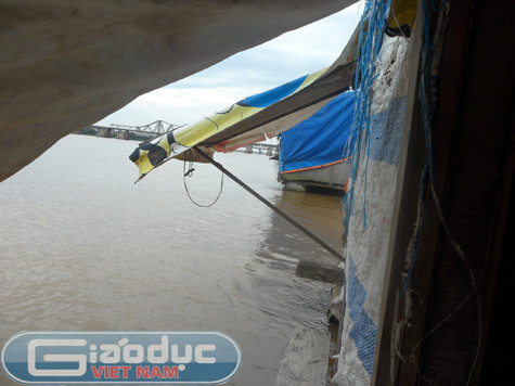 Bao đời nay, thế hệ này đến thế hệ khác, cuộc sống của hàng trăm phận đời nơi xóm nổi luôn bấp bênh, bồng bềnh theo con nước lúc vơi lúc đầy, lúc sóng to gió lớn, lúc lại phẳng lặng hiền hòa.