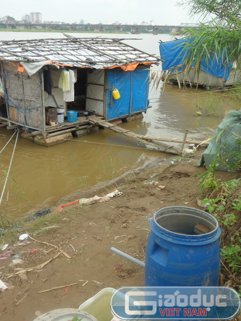 Người dân ở đây cho biết, nguồn nước ăn uống thì lấy từ nước giếng khoan do nước ngoài tài trợ còn việc giặt giũ, tắm rửa hàng ngày thì chủ yếu dùng nước sông.