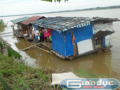 Để thích ứng với điều kiện sinh sống nơi đây, các ngôi nhà được thiết kế rất đặc biệt với những chiếc phao bằng thùng phuy và thùng xốp, ván cột từ giàn giáo xây dựng, vải phông bạt mà người dân vào thành phố nhặt nhạnh và xin lại.